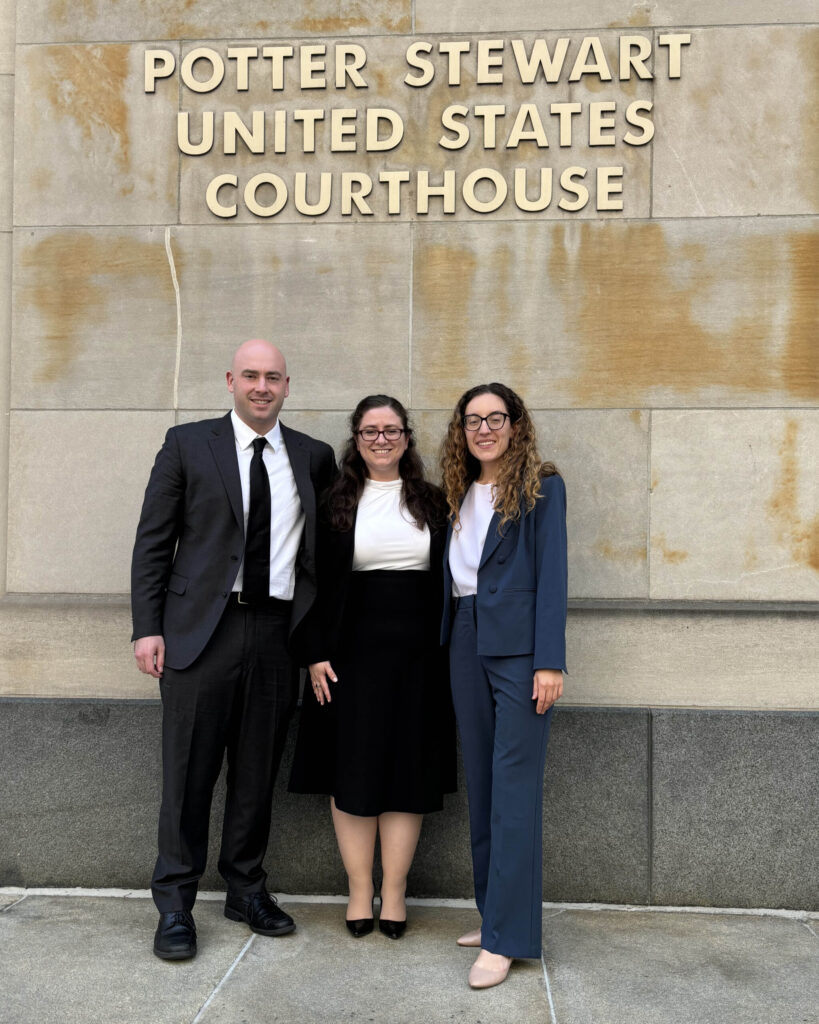 Student clinicians and Lena Shapiro stand outside of a courthouse