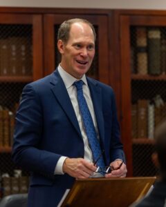Judge Thomas Kirsch speaks to a class as Illinois Law Jurist in Residence